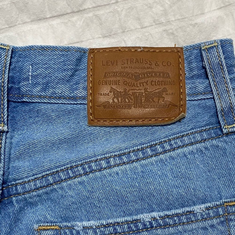 Levi’s Ribcage Shorts - Picture 3 of 3